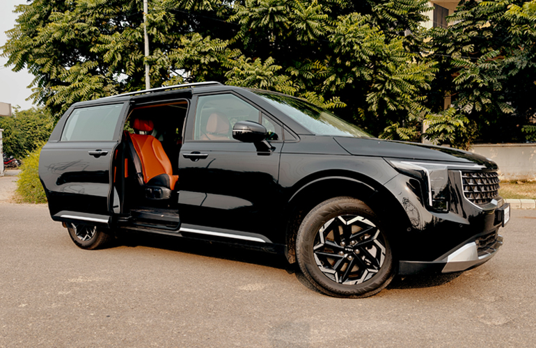 Kia Carnival Limousine+ SUV/ MUVs Cars