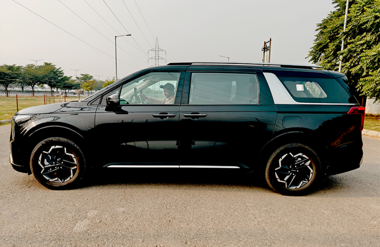 Kia Carnival Limousine+ SUV/ MUVs Cars