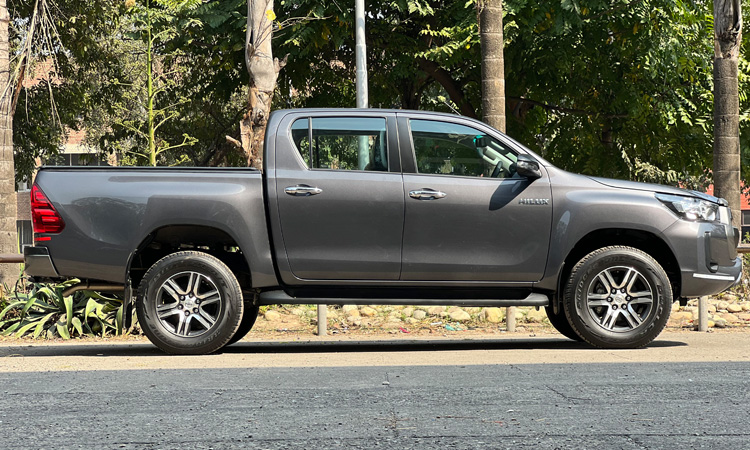 Toyota Hilux 2.8L 4x4 MT Dsl Self Drive Cars