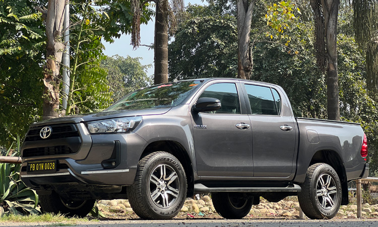 Toyota Hilux 2.8L 4x4 MT Dsl Self Drive Cars